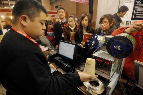 12月18日,觀展者在2010中國創(chuàng)業(yè)加盟品牌展覽會上品嘗一款特色奶茶。當日,2010中國創(chuàng)業(yè)加盟品牌展覽會在北京中國國際展覽中心舉行,本屆展會參展企業(yè)達200多家,涵蓋18個行業(yè)的眾多品牌,參展范圍涉及了7大類,涵蓋餐飲、服裝、家紡、建材、教育等品牌項目,吸引眾多創(chuàng)業(yè)投資者前往觀展。新華社記者 彭昭之 攝