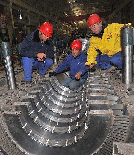 寧夏電建公司工人在工程現(xiàn)場(chǎng)進(jìn)行汽輪機(jī)安裝(11月24日攝)。記者從日前召開的寧夏回族自治區(qū)經(jīng)濟(jì)工作會(huì)議上獲悉,今年寧夏力保應(yīng)對(duì)金融危機(jī)成果,克服節(jié)能減排壓力,預(yù)計(jì)全年實(shí)現(xiàn)地區(qū)生產(chǎn)總值1580億元,增長(zhǎng)13%以上,是1986年以來增長(zhǎng)最快的一年。新華社記者 劉泉龍 攝