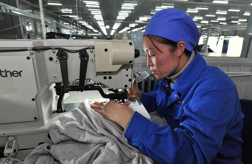 寧夏靈武市羊絨產(chǎn)業(yè)園中銀絨業(yè)員工在工作(12月10日攝)。新華社記者 劉泉龍 攝