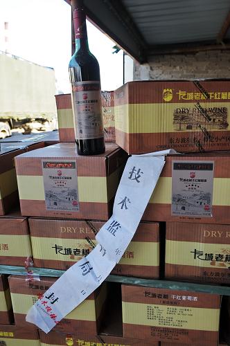 這是質(zhì)監(jiān)部門(mén)在野力葡萄酒廠查封的涉嫌假冒葡萄酒(12月25日攝)。新華社記者 楊世堯 攝