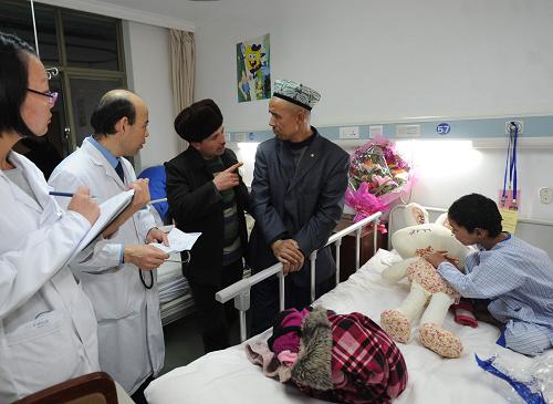 2月22日,空軍總醫(yī)院的醫(yī)生們?cè)诓榉?。新華社記者 羅曉光 攝