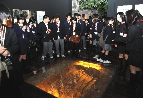 3月11日,日本青少年友好使者代表團成員在重慶三峽博物館參觀。當日,日本青少年友好使者代表團3分團一行140余人參觀了重慶三峽博物館。 應中國政府邀請,日本青少年友好使者代表團一行1000人3月10日陸續(xù)抵達中國,分別對上海、重慶、廣州、成都、杭州、大連等地進行訪問,并出席中日雙方于15日在北京共同舉辦的“中日青少年友好交流年”開幕式活動。2008年是中日兩國政府領導人共同確定的“中日青少年友好交流年”,兩國將在文化、學術(shù)、環(huán)保、科技、媒體、影視、旅游等領域開展一系列青少年交流活動。 新華社記者周衡義攝