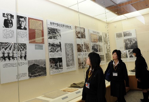 3月11日,日本青少年友好使者代表團成員在重慶三峽博物館參觀。新華社記者周衡義攝