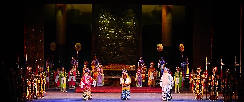 10月5日,中國戲劇“梅花獎”得主同臺表演經(jīng)典晉劇《打金枝》。當(dāng)日,六位中國戲劇“梅花獎”得主在山西太原市青年宮演藝中心同臺表演一場“梅花版”《打金枝》,向國慶獻(xiàn)禮。 《打金枝》是晉劇經(jīng)典劇目,而由“梅花獎”得主擔(dān)綱主演的“梅花版”《打金枝》更是在傳承傳統(tǒng)文化內(nèi)涵的前提下,融入并吸收現(xiàn)代藝術(shù)元素,增強(qiáng)了劇目的表現(xiàn)力。 新華社記者范敏達(dá)攝