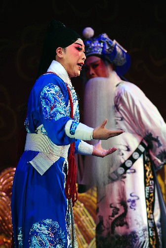 10月5日,中國戲劇“梅花獎”得主成鳳英(左)和武凌云在晉劇《打金枝》中分別飾演駙馬郭暖與汾陽王郭子儀。