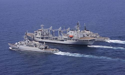 3月9日,參加多國海上聯(lián)合軍演的艦艇在巴基斯坦南部卡拉奇港附近的阿拉伯海協(xié)同演練。“和平-09”海上多國聯(lián)合軍事演習(xí)9日進入海上實兵演練階段。預(yù)計演練將持續(xù)到12日。新華社記者 查春明 攝