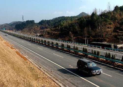 12月11日,汽車行駛在貴遵公路改擴(kuò)建的高速公路上。貴遵公路扎佐至南白高速公路改擴(kuò)建工程起自貴陽(yáng)市修文縣扎佐鎮(zhèn),經(jīng)息烽縣至遵義縣南白鎮(zhèn),路線全長(zhǎng)84.5公里,將于12月26日實(shí)現(xiàn)通車。改擴(kuò)建后的貴遵公路扎佐至南白高速公路段,是渝湛國(guó)道主干線在貴州省境內(nèi)的重要組成部分。新華社記者侯少華攝