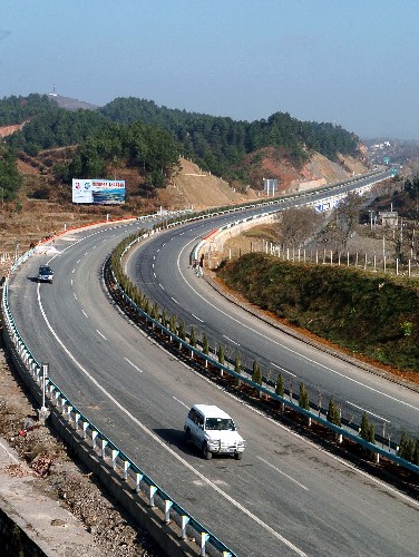 12月11日,汽車行駛在貴遵公路改擴(kuò)建的高速公路上。貴遵公路扎佐至南白高速公路改擴(kuò)建工程起自貴陽(yáng)市修文縣扎佐鎮(zhèn),經(jīng)息烽縣至遵義縣南白鎮(zhèn),路線全長(zhǎng)84.5公里,將于12月26日實(shí)現(xiàn)通車。改擴(kuò)建后的貴遵公路扎佐至南白高速公路段,是渝湛國(guó)道主干線在貴州省境內(nèi)的重要組成部分。新華社記者侯少華攝