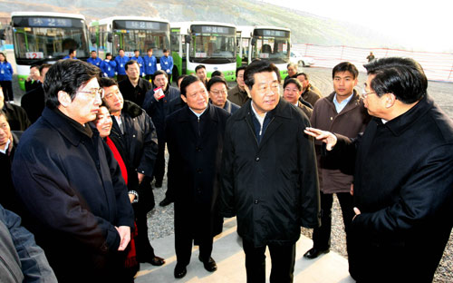 1月4日,賈慶林在房山區(qū)周口店鎮(zhèn)車廠村客運(yùn)站調(diào)研。 1月4日至7日,中共中央政治局常委、全國(guó)政協(xié)主席賈慶林來(lái)到北京房山、大興、密云、順義、通州和東城等區(qū)縣,就貫徹落實(shí)黨的十七大精神,統(tǒng)籌城鄉(xiāng)發(fā)展,進(jìn)行調(diào)查研究。 新華社記者 高潔 攝