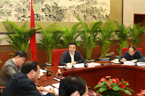 5月9日,新一屆全國愛國衛(wèi)生運(yùn)動(dòng)委員會(huì)全體會(huì)議在北京召開,中共中央政治局常委、國務(wù)院副總理、全國愛國衛(wèi)生運(yùn)動(dòng)委員會(huì)主任李克強(qiáng)主持會(huì)議并作重要講話。 新華社記者 龐興雷 攝