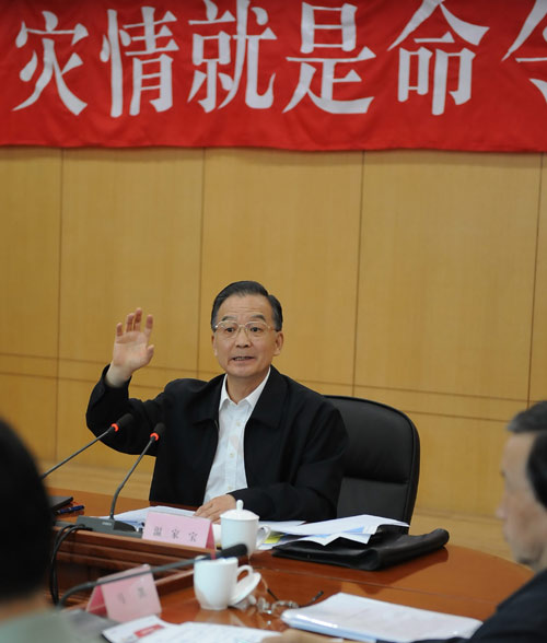 溫家寶在中國地震局召開抗震救災總指揮部會議 5月18日下午,中共中央政治局常委、國務院總理、國務院抗震救災總指揮部總指揮溫家寶在中國地震局主持召開總指揮部會議。會議要求加強地震監(jiān)測預報,做好災害評估,開展地震科學考察和專題研究,為保護群眾生命安全和災后重建提供科學依據(jù)。 新華社記者李學仁攝