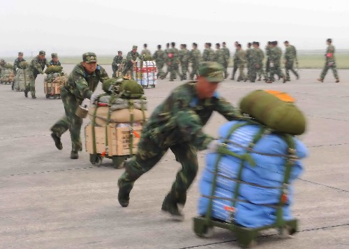 5月17日,解放軍官兵正在裝載空投物資。當(dāng)日,空軍伊爾-76大型運(yùn)輸機(jī)在四川省北川縣片口鄉(xiāng)、壩底鄉(xiāng)等重災(zāi)區(qū)實(shí)施空投。由于當(dāng)?shù)厣礁?,運(yùn)輸機(jī)必須在5500米以上的高空飛行。空降兵某部使用自行研制的便攜式氧氣裝置,解決空投員高空缺氧問題,順利完成5500米高空的救災(zāi)物資空投任務(wù)。 新華社發(fā)(沈玲 攝)