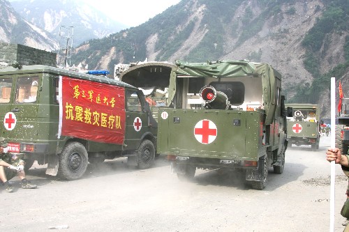 5月19日,解放軍防疫隊(duì)使用專(zhuān)用消殺車(chē)在汶川縣映秀鎮(zhèn)噴灑消毒藥。地震重災(zāi)區(qū)汶川縣映秀鎮(zhèn)全面展開(kāi)消毒防疫工作,采用車(chē)輛噴灑和人工噴灑相結(jié)合的辦法,每天噴灑2遍藥物。 新華社特約記者趙建偉攝