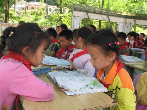 都江堰向峨鄉(xiāng)海虹小學(xué)復(fù)課 5月19日,都江堰向峨鄉(xiāng)海虹小學(xué)的兩名小學(xué)生正在討論問題。 都江堰向峨鄉(xiāng)是汶川大地震的重災(zāi)區(qū)之一,有300多名中小學(xué)生在地震中死亡。海虹小學(xué)是該鄉(xiāng)的一所新建學(xué)校,在地震中沒有發(fā)生垮塌,學(xué)校上百名師生無一人傷亡。為了讓學(xué)生不因?yàn)?zāi)荒廢學(xué)業(yè),該校17日開始在一個(gè)帳篷里復(fù)課。 新華社記者 侯大偉 攝
