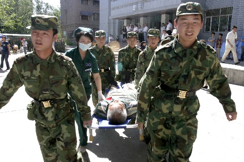 6月6日,幾位解放軍戰(zhàn)士和急救中心工作人員將模擬受傷的居民送往急救地點(diǎn)。 當(dāng)日,烏魯木齊市水磨溝街道辦事處與當(dāng)?shù)伛v區(qū)部隊(duì)及相關(guān)部門聯(lián)合舉行地震應(yīng)急救援演練。這次演練旨在通過提高社區(qū)居民的防震減災(zāi)意識(shí)和地震發(fā)生時(shí)的應(yīng)急、自救互救技能,減輕地震發(fā)生所帶來的損失。 新華社記者 趙戈 攝