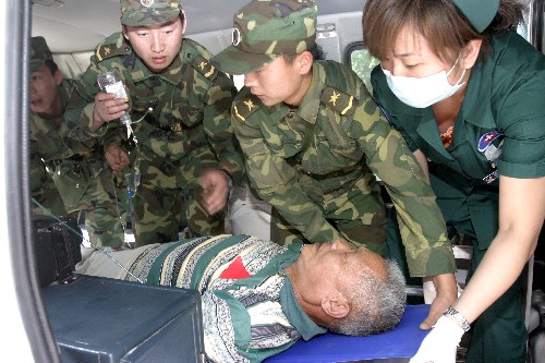 烏魯木齊開展地震應(yīng)急救援演練 6月6日,幾位解放軍戰(zhàn)士和急救中心工作人員在對(duì)“受傷居民”進(jìn)行治療。 當(dāng)日,烏魯木齊市水磨溝街道辦事處與當(dāng)?shù)伛v區(qū)部隊(duì)及相關(guān)部門聯(lián)合舉行地震應(yīng)急救援演練。這次演練旨在通過提高社區(qū)居民的防震減災(zāi)意識(shí)和地震發(fā)生時(shí)的應(yīng)急、自救互救技能,減輕地震發(fā)生所帶來的損失。 新華社記者 趙戈 攝
