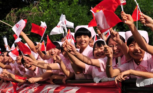 6月19日,石河子護(hù)士學(xué)校的學(xué)生們?yōu)閵W運(yùn)圣火傳遞加油助威。當(dāng)日,北京奧運(yùn)會(huì)圣火傳遞活動(dòng)在新疆石河子舉行。 新華社記者安治平攝