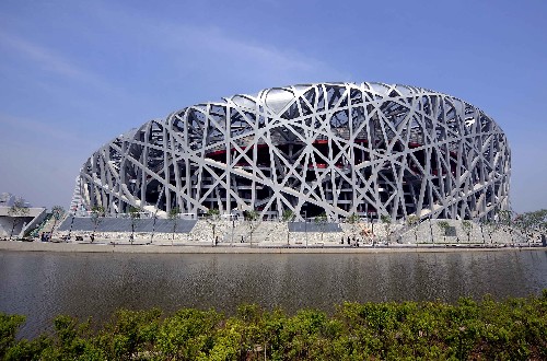 奧運(yùn)場館之三“焊繡”精品“鳥巢” 作為北京奧運(yùn)會(huì)的主體育場,“鳥巢”將承擔(dān)奧運(yùn)會(huì)開、閉幕式、田徑比賽及足球比賽決賽。“鳥巢”還有一個(gè)形象的稱謂:“焊繡”精品。與傳統(tǒng)的橫豎直線條鋼結(jié)構(gòu)工程不同,5萬噸各種不規(guī)則的鋼梁和構(gòu)件通過相互焊接、支撐,組成了網(wǎng)格狀馬鞍形的“鳥巢”外觀。工人們以極其嚴(yán)格的標(biāo)準(zhǔn)“編織”出的這一“焊繡”精品,被美國《時(shí)代》周刊評為2007年世界十大建筑奇跡之一,“鳥巢”也必將成為北京一座具有地標(biāo)性的體育建筑和奧運(yùn)遺產(chǎn)。 這是“鳥巢”外景(5月16日攝)。 新華社記者王頌攝