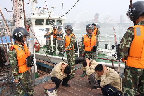 6月20日,海警在聯(lián)合演習(xí)中抓獲“恐怖分子”。 當(dāng)日,我國重要的煤炭輸出港河北滄州黃驊港舉行港口設(shè)施安保海上反恐聯(lián)合演習(xí)。演習(xí)分為水上攻擊、水上滅火、醫(yī)療救助、陸地滅火排險等14個部分,300余人參加。 新華社發(fā)(苑立偉 攝)