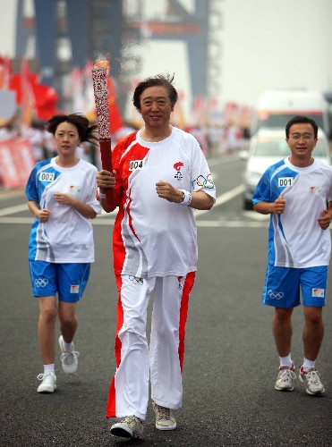 8月1日,火炬手馮驥才在進(jìn)行傳遞。當(dāng)日,北京奧運(yùn)圣火在天津市傳遞。 新華社記者邢廣利攝