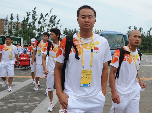 8月1日,中國(guó)棒球隊(duì)隊(duì)員陳坤(前)和隊(duì)友抵達(dá)北京奧運(yùn)村歡迎中心。 當(dāng)日起,征戰(zhàn)北京奧運(yùn)會(huì)的中國(guó)奧運(yùn)代表團(tuán)各運(yùn)動(dòng)隊(duì)開始分批入住奧運(yùn)村。中國(guó)男女曲棍球隊(duì)、中國(guó)棒球隊(duì)作為先頭部隊(duì)率先入住,其余運(yùn)動(dòng)隊(duì)將陸續(xù)入住。 新華社記者張國(guó)俊攝