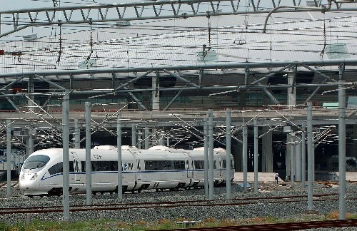 8月1日,由北京開(kāi)往天津的首趟城際列車從北京南站駛出。當(dāng)日,北京至天津的城際高速鐵路正式開(kāi)通運(yùn)營(yíng)。開(kāi)通后,列車最高運(yùn)營(yíng)速度將達(dá)到每小時(shí)350公里,北京到天津直達(dá)運(yùn)行時(shí)間在30分鐘以內(nèi)。 新華社記者公磊攝