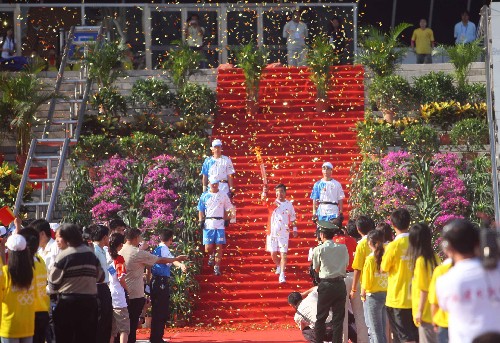 奧運(yùn)圣火繼續(xù)在天津傳遞 8月2日,第一棒火炬手范玉恕開(kāi)始傳遞。當(dāng)日,北京奧運(yùn)圣火繼續(xù)在天津市傳遞。 新華社記者邢廣利攝