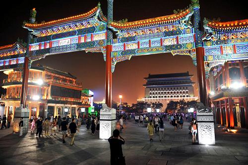 前門大街流光溢彩 8月12日晚,整修一新的北京前門大街夜景照明開啟,繽紛璀璨,讓游客流連忘返。 新華社記者 何俊昌 攝