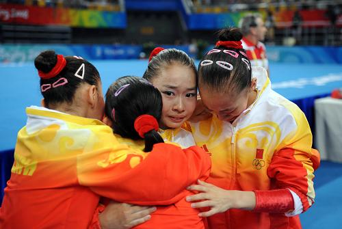8月13日,中國(guó)隊(duì)隊(duì)員在奪冠后擁抱慶祝。當(dāng)日,在國(guó)家體育館舉行的北京奧運(yùn)會(huì)體操女子團(tuán)體決賽中,中國(guó)隊(duì)以188.900分的成績(jī)奪得冠軍。 新華社記者程敏攝