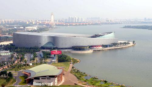 美麗的金雞湖畔,一座現(xiàn)代化的新城區(qū)“蘇州工業(yè)園區(qū)”拔地而起(9月9日攝)。14年前,這里只是蘇州東郊的5個(gè)落后鄉(xiāng)鎮(zhèn)。今天,這座名叫“蘇州工業(yè)園區(qū)”的新城,人均GDP與新加坡相近,體制新穎,文化繁榮,社會和諧,環(huán)境優(yōu)美,已經(jīng)成為中國改革開放取得巨大成功的標(biāo)志之一。新華社記者 陳琪 攝