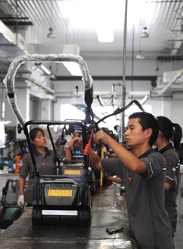 民營企業(yè)寶時(shí)得機(jī)械(中國)有限公司的員工在生產(chǎn)檢測產(chǎn)品(9月10日攝)。蘇州工業(yè)園區(qū)已累計(jì)批準(zhǔn)設(shè)立內(nèi)資企業(yè)1.1萬家,注冊資本1156億元。 14年前,這里只是蘇州東郊的5個(gè)落后鄉(xiāng)鎮(zhèn)。今天,這座名叫“蘇州工業(yè)園區(qū)”的新城,人均GDP與新加坡相近,體制新穎,文化繁榮,社會和諧,環(huán)境優(yōu)美,已經(jīng)成為中國改革開放取得巨大成功的標(biāo)志之一。 新華社記者 陳琪 攝