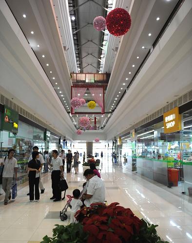 蘇州工業(yè)園區(qū)借鑒新加坡經(jīng)驗(yàn)建設(shè)的中國式“鄰里中心”,較好地滿足了居民的日常生活所需(9月9日攝)。目前蘇州工業(yè)園區(qū)已建成7座“鄰里中心”。 14年前,這里只是蘇州東郊的5個(gè)落后鄉(xiāng)鎮(zhèn)。今天,這座名叫“蘇州工業(yè)園區(qū)”的新城,人均GDP與新加坡相近,體制新穎,文化繁榮,社會和諧,環(huán)境優(yōu)美,已經(jīng)成為中國改革開放取得巨大成功的標(biāo)志之一。 新華社記者 陳琪 攝