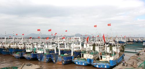 浙江瑞安備戰(zhàn)超強(qiáng)臺(tái)風(fēng)“薔薇” 9月28日在浙江瑞安東山漁港碼頭拍攝的回港避風(fēng)的漁船。 浙江省氣象臺(tái)預(yù)計(jì),28日傍晚起,超強(qiáng)臺(tái)風(fēng)“薔薇”將影響浙江省,浙東南地區(qū)有大雨到暴雨,部分地區(qū)有大暴雨。浙江沿海海面和浙江沿海地區(qū)分別有10—12級(jí)和8—10級(jí)大風(fēng)。浙江省防汛抗旱指揮部對(duì)防御“薔薇”進(jìn)行全面部署,瑞安當(dāng)?shù)貪O船回港避風(fēng)。 新華社發(fā)(莊穎昶 攝)