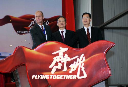 9月28日,空客A320天津總裝公司投產(chǎn)典禮在天津舉行。中國(guó)國(guó)務(wù)院總理溫家寶和空中客車(chē)公司總裁兼首席執(zhí)行官托馬斯·恩德斯出席投產(chǎn)典禮。這是溫家寶總理和天津市委書(shū)記張高麗(右)、空中客車(chē)公司總裁兼首席執(zhí)行官托馬斯·恩德斯(左)一起啟動(dòng)總裝線(xiàn)。 新華社記者 饒愛(ài)民 攝