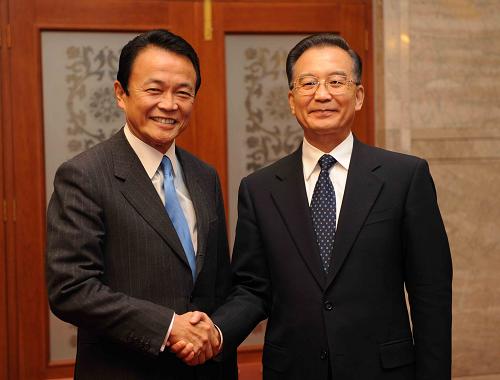 10月24日,國務(wù)院總理溫家寶在北京人民大會堂會見來華出席第七屆亞歐首腦會議的日本首相麻生太郎。新華社記者馬占成攝