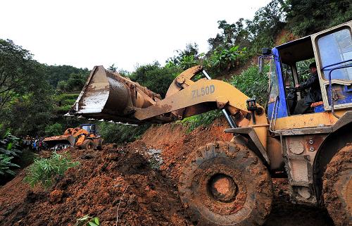 11月4日,兩輛挖掘機在通往重災區(qū)西舍路鄉(xiāng)的公路上兩面突擊搶修塌方路段。新華社記者陳海寧攝