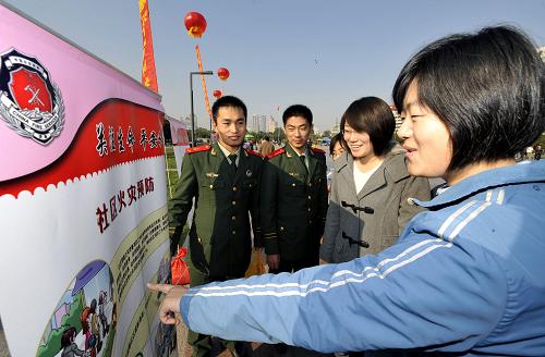 11月9日,濟(jì)南消防支隊(duì)?wèi)?zhàn)士為居民講解消防安全知識(shí)。當(dāng)日,濟(jì)南市舉行“消防日”宣傳活動(dòng)。消防戰(zhàn)士和青年志愿者走入社區(qū),圍繞“關(guān)注消防、珍愛(ài)生命、共享平安”的主題為居民普及消防安全知識(shí)。新華社記者 朱崢 攝