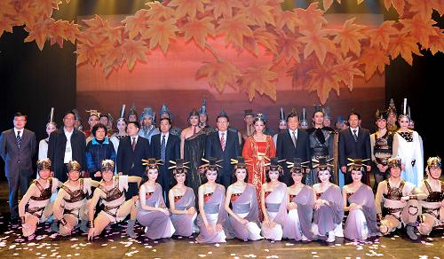11月14日晚,由上海城市舞蹈有限公司排演的舞劇《霸王別姬》在北京天橋劇場演出,將紀(jì)念改革開放30周年全國文化體制改革試點院團(tuán)優(yōu)秀?。ü?jié))目匯報演出推向高潮。中共中央政治局常委李長春與首都各界觀眾一同觀看演出。這是演出結(jié)束后,李長春等走上舞臺與演職員合影。新華社記者 馬占成攝