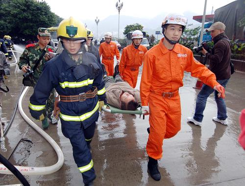 11月18日,消防戰(zhàn)士在轉移“傷員”。新華社記者劉潺攝