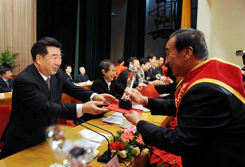 11月19日,三北防護(hù)林體系建設(shè)30年總結(jié)表彰大會(huì)在北京舉行。中共中央政治局委員、國務(wù)院副總理、全國綠化委員會(huì)主任回良玉出席大會(huì)并講話。這是回良玉等為受表彰的三北防護(hù)林工程建設(shè)突出貢獻(xiàn)者頒發(fā)獎(jiǎng)杯和證書。新華社記者饒愛民攝