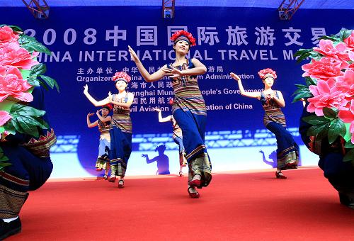 11月20日,一些中國少數(shù)民族演員在旅游交易會上載歌載舞。當(dāng)日,2008中國國際旅游交易會在上海新國際博覽中心開幕,共有全世界106個國家和地區(qū)的展商前來參展,令展會規(guī)??涨?。中國國際旅游交易會已連續(xù)舉辦了九屆,成為亞洲規(guī)模最大、專業(yè)性和國際化程度較高的國際旅游盛會。新華社記者陳飛攝
