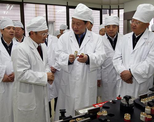 這是11月19日,習(xí)近平在云南白藥集團(tuán)實(shí)地了解企業(yè)生產(chǎn)經(jīng)營(yíng)情況。新華社記者 蘭紅光 攝