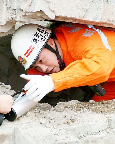 12月23日,“2008中國消防英雄”評選活動頒獎儀式在北京公安部消防局舉行。圖為孟吳恒在救災(zāi)現(xiàn)場。新華社 發(fā)