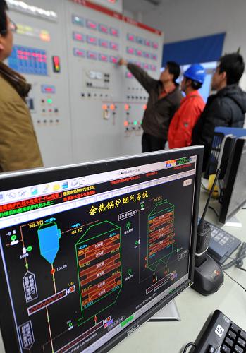 12月26日,廣德縣供電部門技術(shù)人員在縣內(nèi)大型水泥生產(chǎn)企業(yè)三獅和德集團(tuán)公司的余熱發(fā)電機(jī)組控制室,與企業(yè)員工共同查看設(shè)備運(yùn)行。新華社記者 王雷 攝