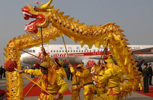 12月26日,舞龍隊在成都雙流機場川航成都直航臺北首航儀式上表演。 新華社發(fā)(余坪 攝)