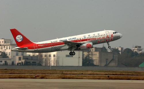 12月26日,川航成都直航臺北首航航班從成都雙流機場飛往臺北。新華社發(fā)(余坪 攝)