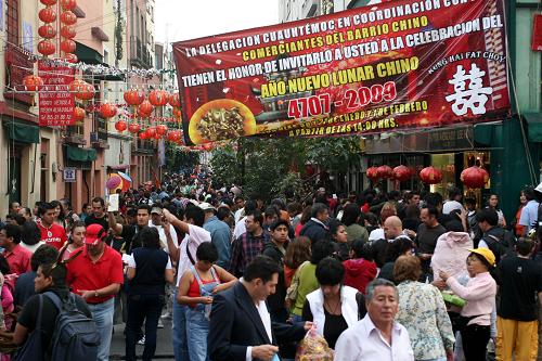 1月31日,游人在墨西哥首都墨西哥城的唐人街逛街。當日是中國春節(jié)的大年初六,墨西哥城的唐人街依然年味不減。新華社發(fā)(阿圖羅攝)