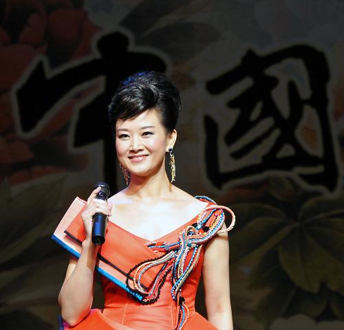 1月31日,中國歌唱家宋祖英在美國紐約林肯中心玫瑰劇院演出。當日,由中國國務院僑辦主任李海峰率隊的“文化中國·四海同春”藝術團在這里為紐約的華人獻上兩場文藝表演,慶祝牛年春節(jié)的到來。 新華社記者王建剛攝