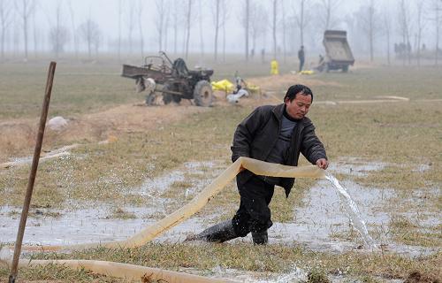 2月1日,河南省中牟縣白沙鎮(zhèn)崗李村農(nóng)民朱建軍在澆灌麥田。 由于天氣異常,河南旱情不斷擴(kuò)大,受旱程度不斷加深。面對(duì)旱情,河南省政府日前召開(kāi)抗旱澆麥和麥田管理工作會(huì)商會(huì),要求各地采取一切必要措施,狠抓旱情較重地塊的抗旱工作,千方百計(jì)組織好水源,動(dòng)用所有灌溉機(jī)具和一切可以調(diào)動(dòng)的資源,把抗旱澆麥和麥田管理工作做好。截至1月31日,河南全省共投入抗旱資金4.99億元,日最高投入抗旱人員142萬(wàn)人,動(dòng)用機(jī)電井56萬(wàn)眼,投入機(jī)動(dòng)抗旱設(shè)備46萬(wàn)臺(tái)套,機(jī)動(dòng)運(yùn)水車輛1.2萬(wàn)輛次,已累計(jì)澆灌4867萬(wàn)畝次。新華社記者 趙鵬 攝