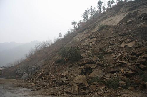 這是藍(lán)小公路段山體坍塌現(xiàn)場(chǎng)(2月1日攝)。1月31日晚9時(shí)左右,312國(guó)道藍(lán)小公路1396公里加600米處發(fā)生山體滑坡,3000多方土石從30多米高的懸崖上崩塌下來(lái),將路面完全堵塞,造成道路交通中斷。事故發(fā)生后,路政人員經(jīng)過(guò)4個(gè)多小時(shí)的搶險(xiǎn),堵塞路段于2月1日上午11點(diǎn)開(kāi)始單幅單向間歇放行。據(jù)交警部門(mén)介紹,目前塌方山體位置仍很危險(xiǎn),建議準(zhǔn)備前往這個(gè)路段的車(chē)輛繞道行駛。新華社記者 陳昌奇攝